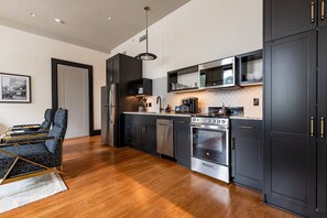 4BR Group Space for 16 Near Bourbon | The Mayfair | Innenbereich