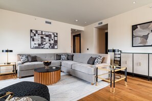 Appartement, balcon (4 Bedrooms) | Intérieur