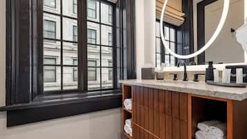 4BR 2-Story Historic Space Steps to French Quarter | The Mayfair | Banheiro | Chuveiro, produtos de toalete biodegradáveis, secador de cabelo