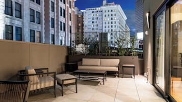 2BR Iconic Penthouse + Private Patio | The Mayfair | Terraza o patio