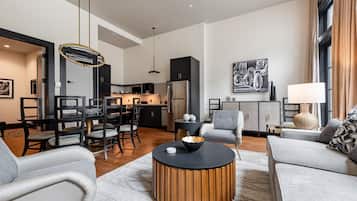 3BR Group Haven + Private Patio Walk to French Qtr | The Mayfair | Zona de estar | Smart TV de 65 pulgadas con canales por cable, además de Netflix, Hulu