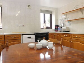 Dishwasher, cookware/dishes/utensils - The Old Dairy (Hereford)