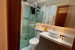 Ducha, secador de pelo, toallas, jabón
