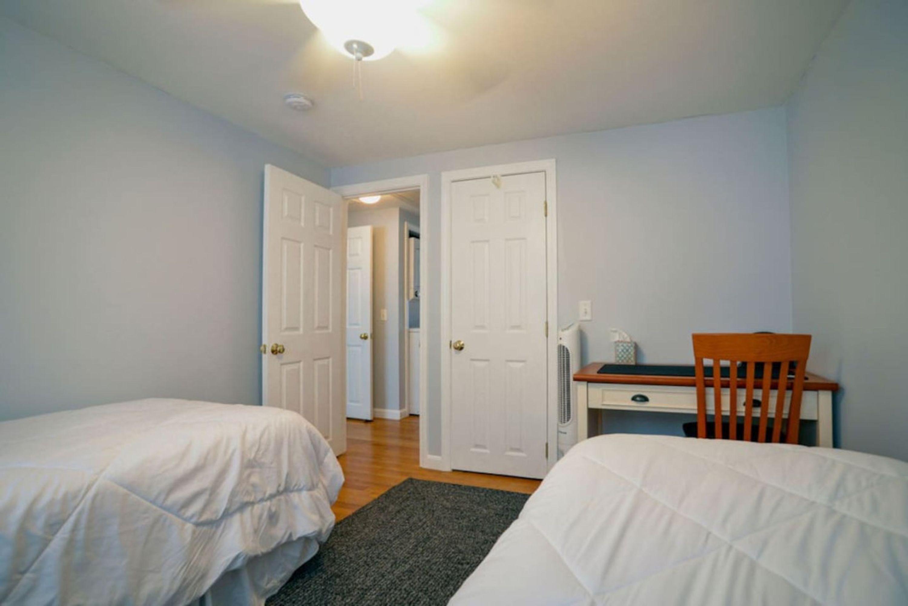 3 bedrooms, desk