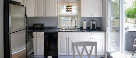 House | 3 bedrooms, desk