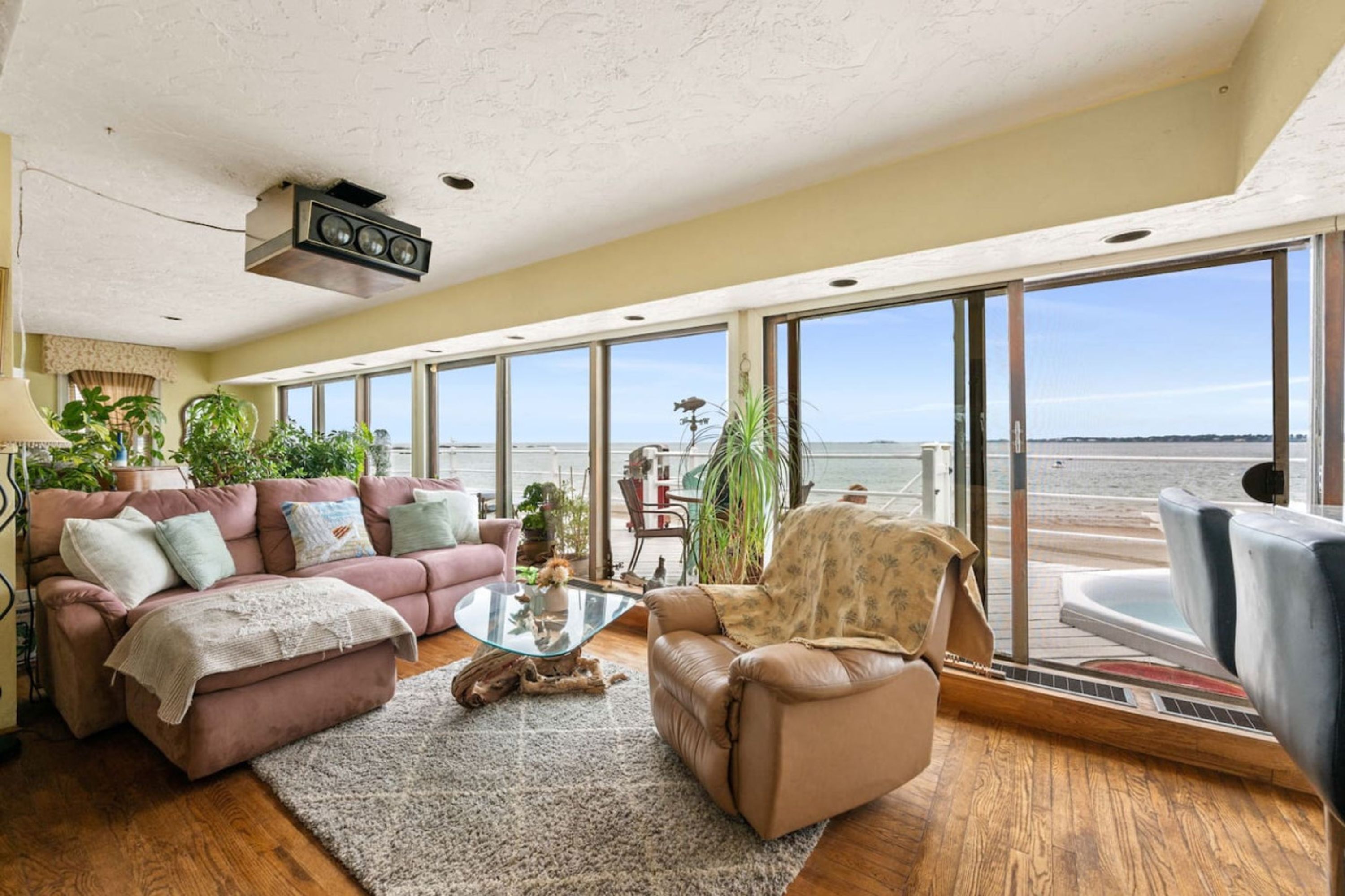 Apartment | 2 bedrooms, desk