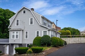 House - Enchanting Hidden Door Escape (Stoneham)