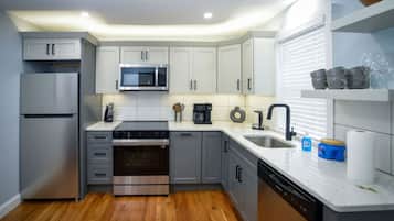 House | 5 bedrooms, desk