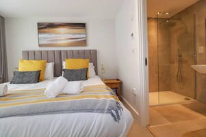 2 quartos, individualmente decorados, individualmente mobiliados