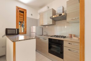 Réfrigérateur, micro-ondes, plaque de cuisson