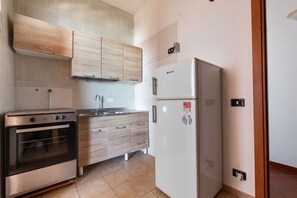 Kühlschrank, Herdplatte, Kochgeschirr/Geschirr/Besteck