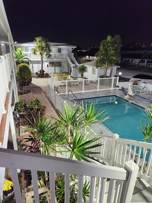 Pool - Standard Room with 2 double beds, 1 minute walk across the street to the Beach (Pompano Beach)