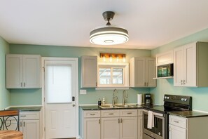 ثلاجة، ميكروويف، موقد طهي مسطح، ماكينة لصنع القهوة/الشاي