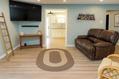 Mercer Lakefront 3BR | Workspace + Pets