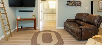 Mercer Lakefront 3BR | Workspace + Pets