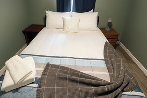 2 عدّة غرف نوم ومكواة/لوح كي وواي فاي وملاءات أسرّة