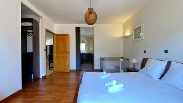 3 chambres, fer et planche à repasser, Wi-Fi