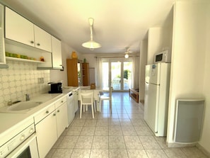 Coffee/tea maker, fridge, microwave, oven