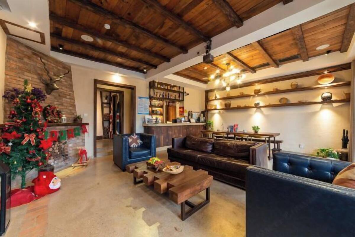 Ein gemütliches Wohnzimmer mit Kamin, Couchtisch und Sofa.