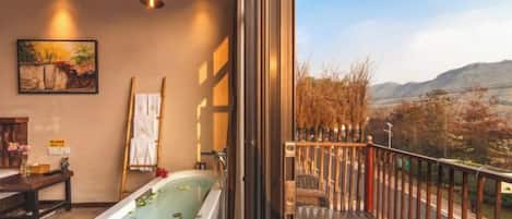 Outdoor spa tub
