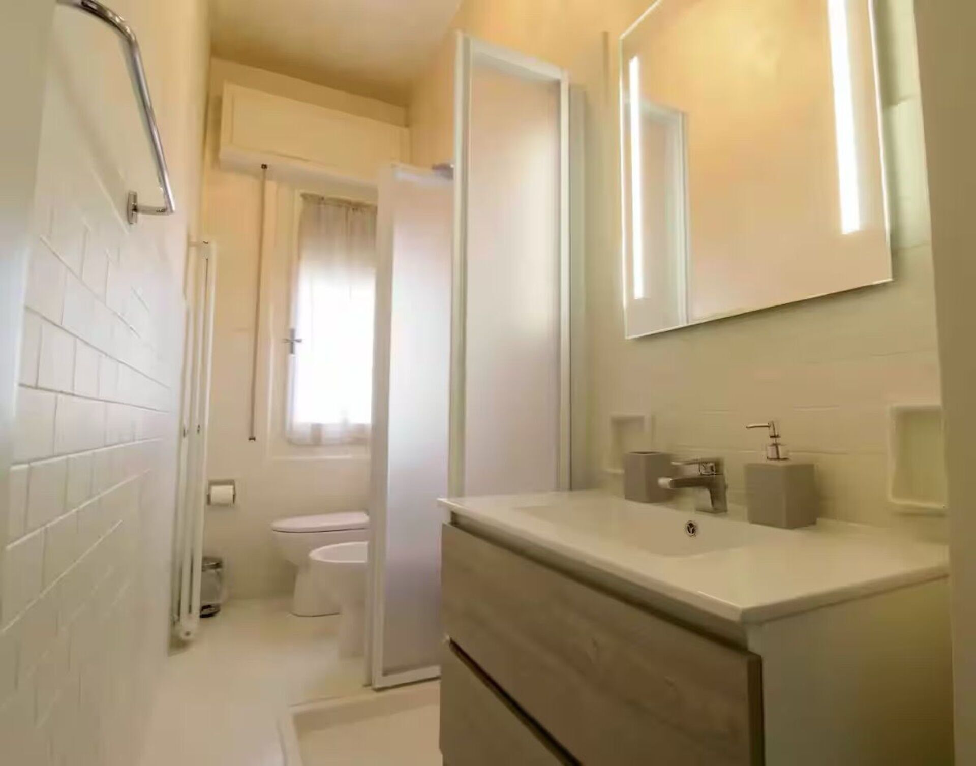 Dusche, Haartrockner, Bidet, Handtücher