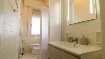 Dusche, Haartrockner, Bidet, Handtücher