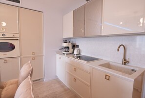 Réfrigérateur, four, plaque de cuisson, cafetière/bouilloire