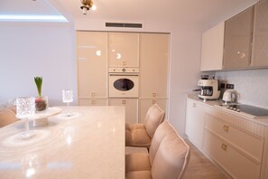 Fridge, oven, stovetop, coffee/tea maker