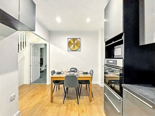 6 Bed-sleeps 11-private Garden-free Parking