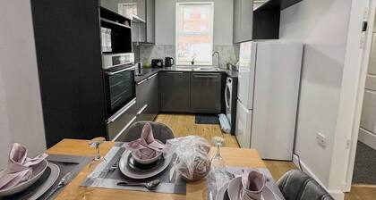 6 Bed-sleeps 10-private Garden-free Parking