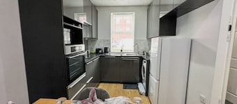 6 Bed-sleeps 10-private Garden-free Parking
