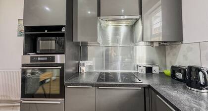 6 Bed-sleeps 10-private Garden-free Parking