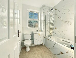 Combined shower/tub, deep soaking tub, hair dryer, towels