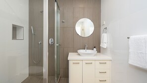 Shower, hair dryer, towels - Miss Peregrine in Brighton East (Brighton East)