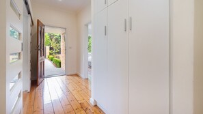 Interior - Miss Peregrine in Brighton East (Brighton East)