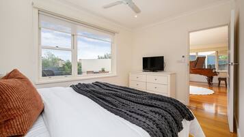 4 bedrooms, desk, iron/ironing board, travel crib