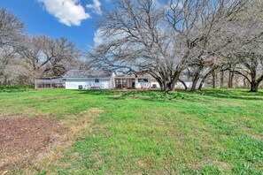 Exterior - Heritage Hideaway, Outdoor Oasis (Waco)