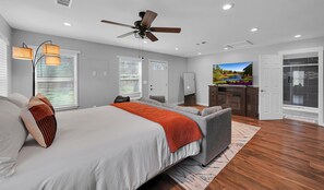 4 bedrooms, desk, iron/ironing board, free WiFi - Heritage Hideaway, Outdoor Oasis (Waco)