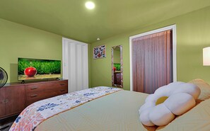 4 bedrooms, desk, iron/ironing board, free WiFi - Heritage Hideaway, Outdoor Oasis (Waco)