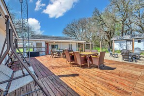 Outdoor dining - Heritage Hideaway, Outdoor Oasis (Waco)