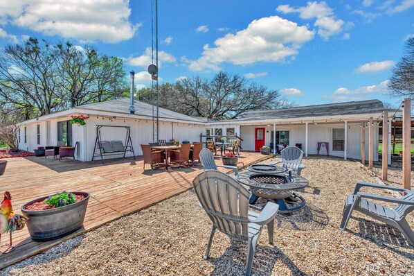 Outdoor dining - Heritage Hideaway, Outdoor Oasis (Waco)
