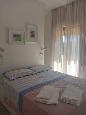 1 sovrum, strykjärn/strykbräda och sängkläder