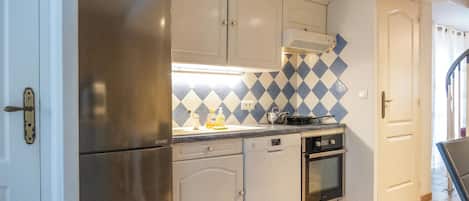 Een koelkast, een microgolfoven, een oven, een kookplaat