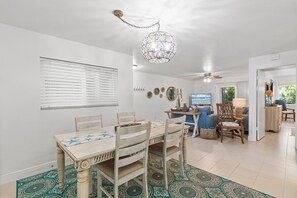 Condo, 1 cama Queen size y sofá cama (Sea Woods 146) | Restaurantes