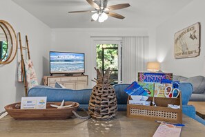 Condo, 1 cama Queen size y sofá cama (Sea Woods 146) | Área de sala de estar