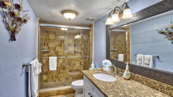 Condo, 1 très grand lit (Holiday Villas III #109 - Sea You at ) | Salle de bain