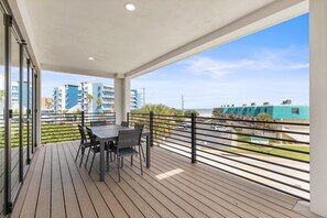 Ferienhaus, Mehrere Betten (Sea View Play) | Speisen im Freien