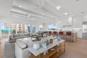 Ferienhaus, Mehrere Betten (Sea View Play) | Wohnbereich | Fernseher