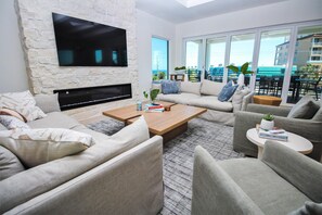 Ferienhaus, Mehrere Betten (Sea View Play) | Wohnbereich | Fernseher