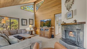 House, Multiple Beds (Doral - Unit 4) | Living area - Doral - Unit 4 (Bend)